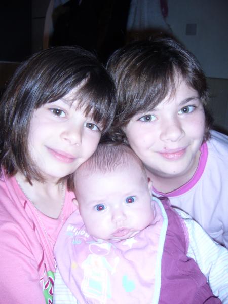 Mes deux grande soeur  qui posent avec moi 